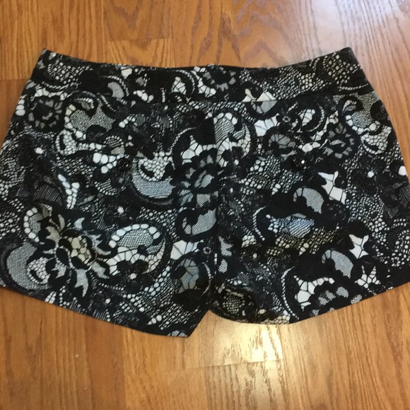 Like new lace print shorts - Picture 3 of 3